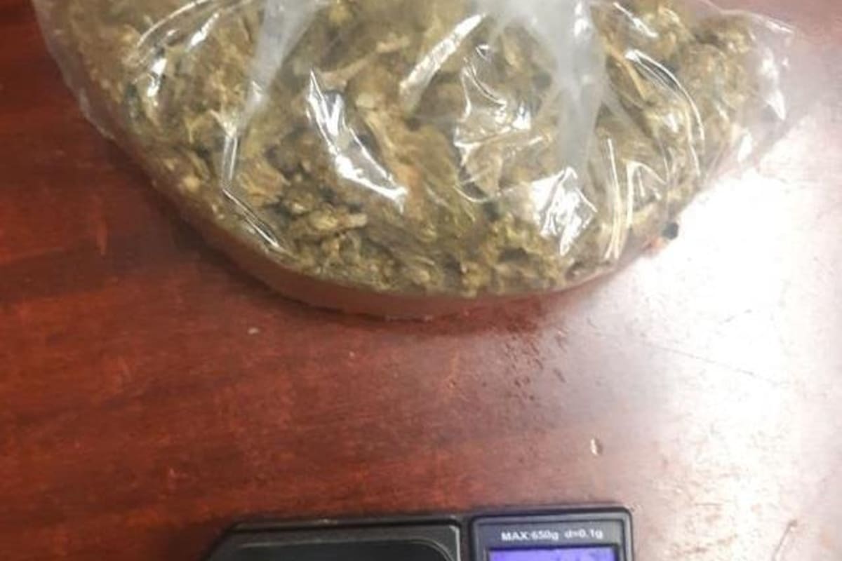 Arrestan a tres por traer droga