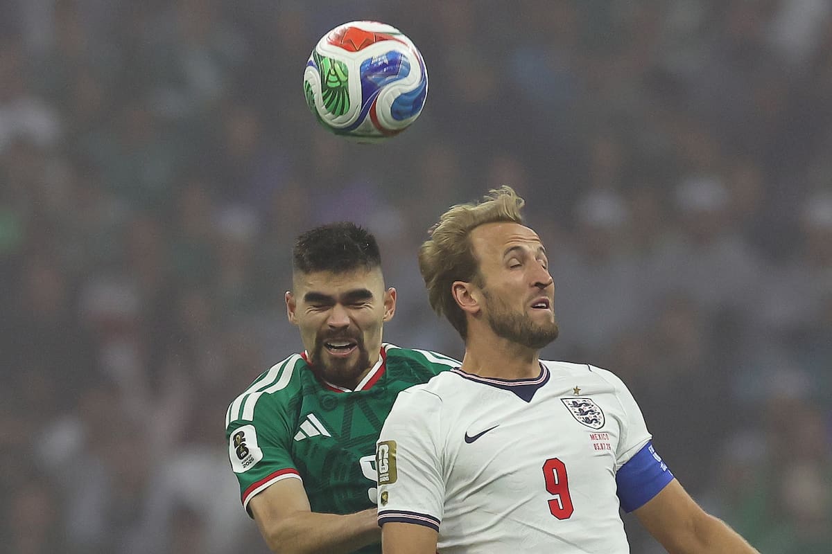 Johan Vásquez (i) de México disputa un balón con Harry Kane de Inglaterra este domingo, en un partido por los octavos de final del Mundial de la FIFA 2026 entre México e Inglaterra en el estadio Azteca en Ciudad de México (México). La amenaza de una tormenta ha puesto en riesgo el inicio a tiempo del partido. EFE/ Alex Cruz