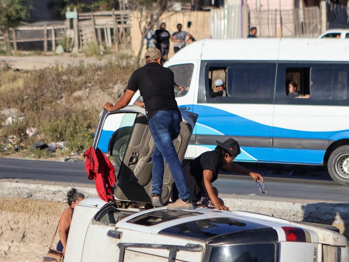 El hombre fue trasladado a un hospital tras sufrir una lesión en el hombro luego del accidente. Foto: Border Zoom