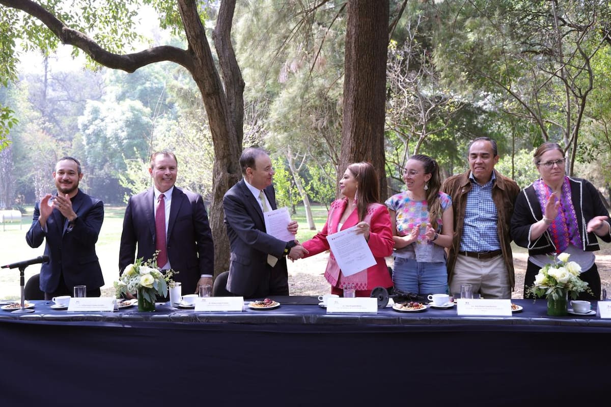 El gobernador Alfonso Durazo impulsa crecimiento de La Sauceda con
convenio de colaboración con el Bosque de Chapultepес. FOTO: ESPECIAL