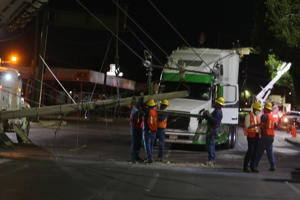 Tráiler derriba dos postes de la CFE en el bulevar Luis Encinas