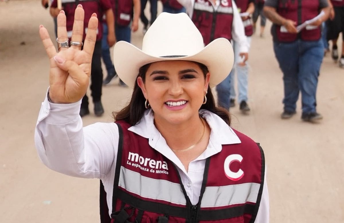 Célida López Cárdenas durante recorridos puerta por puerta en diversas colonias de San Luis Río Colorado.