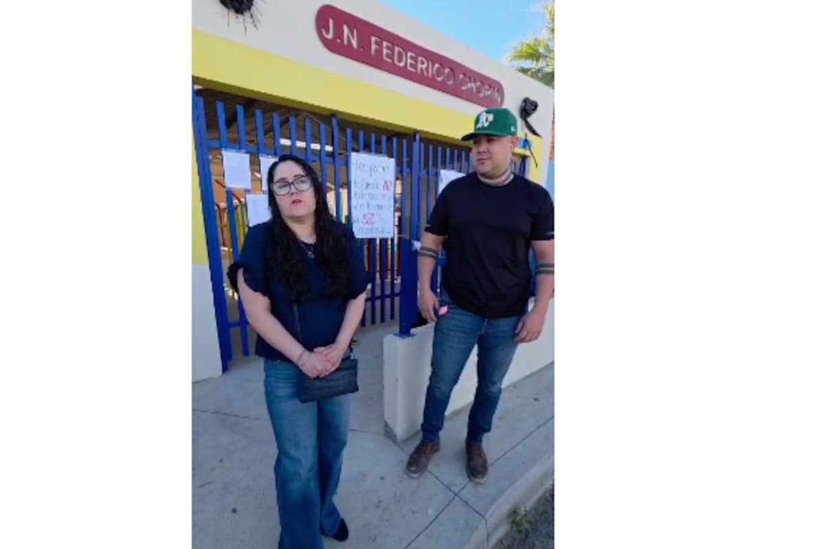 Padres toman el preescolar Jardín de Niños Federico Chopin; exigen intendente