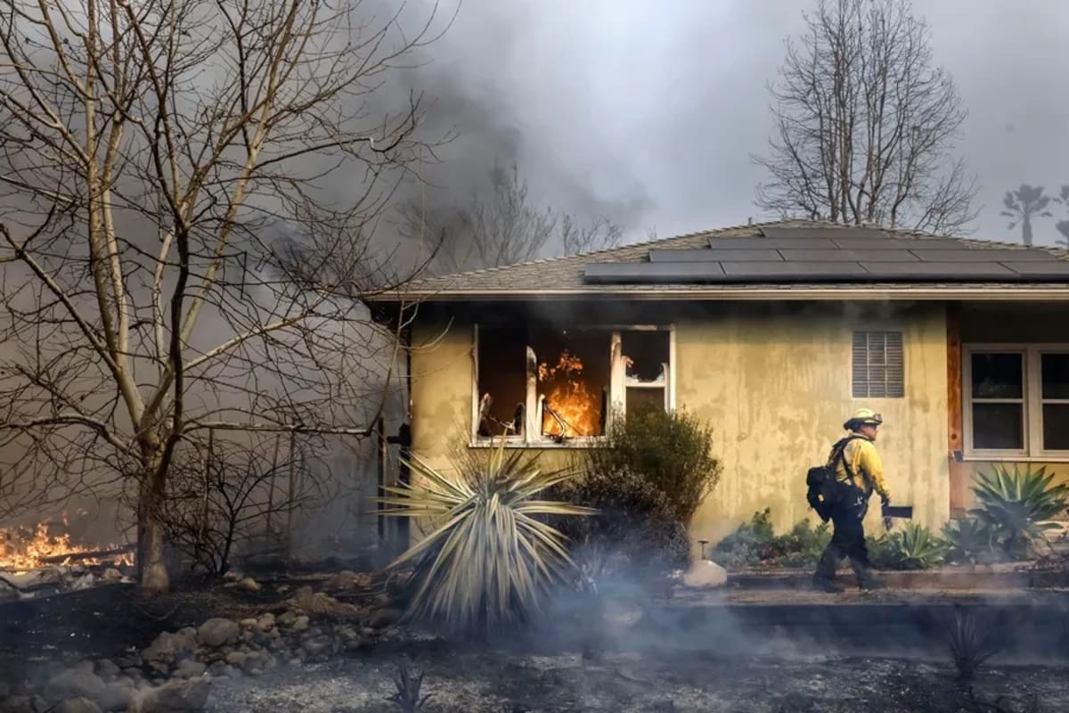 Una de las cientos de casas destruidas por los recientes incendios. / EFE.