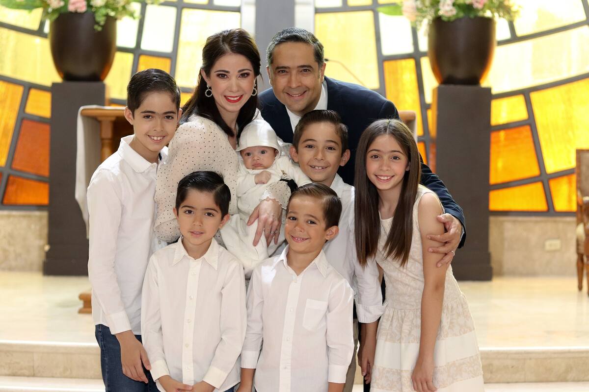 Bautizan al pequeño Andrés Morales González en la parroquia de San Juan Capistrano