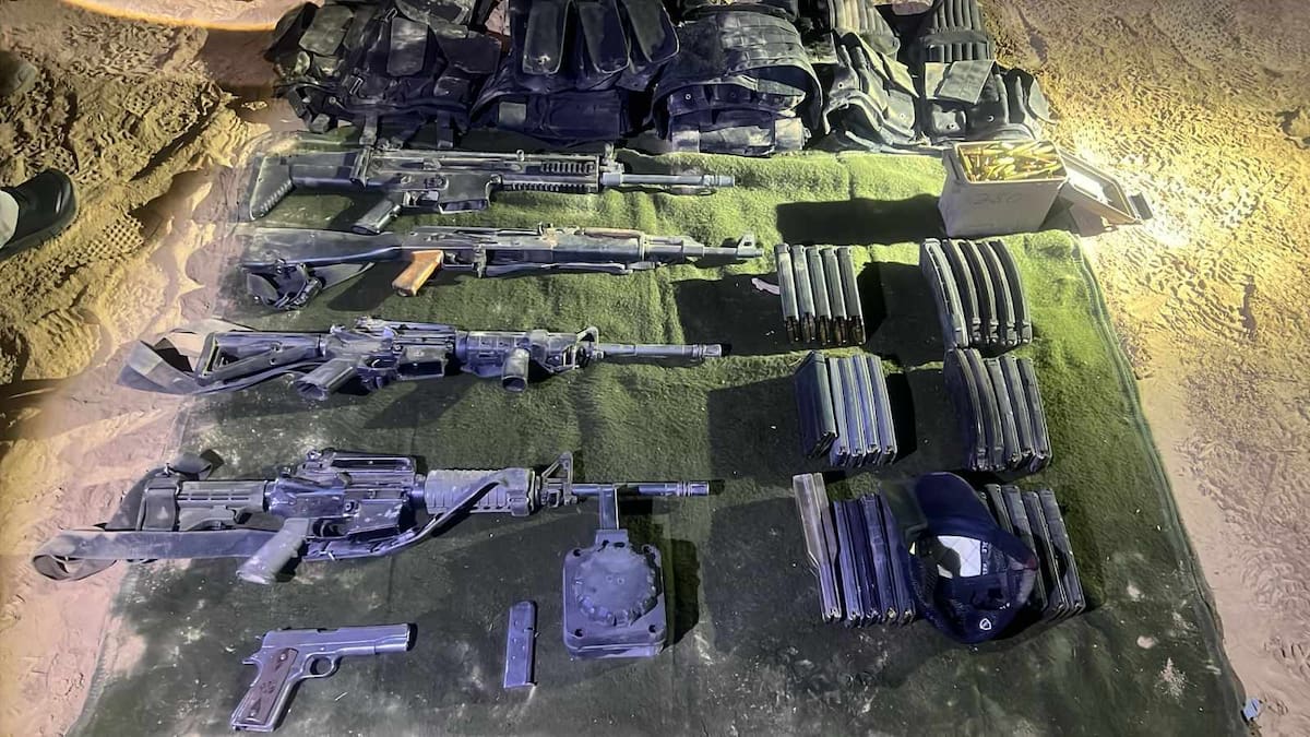 Fueron detenidos cuatro hombres en posesión de armamento, equipo táctico y un vehículo con reporte de robo.