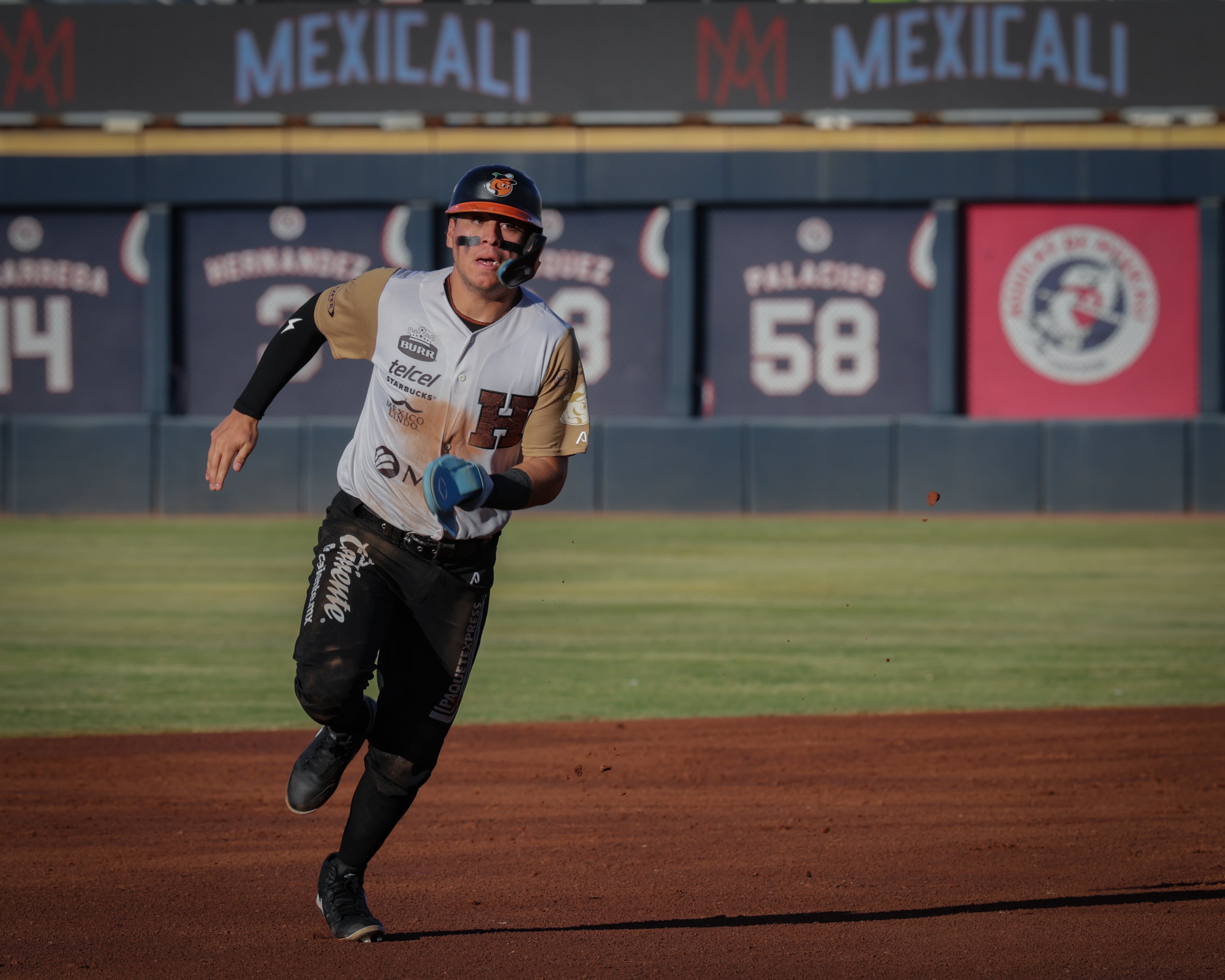 Águilas de Mexicali consiguió su tercera serie consecutiva al vencer 6-5 a Naranjeros de Hermosillo en entradas extras. Foto: Javier Gallegos