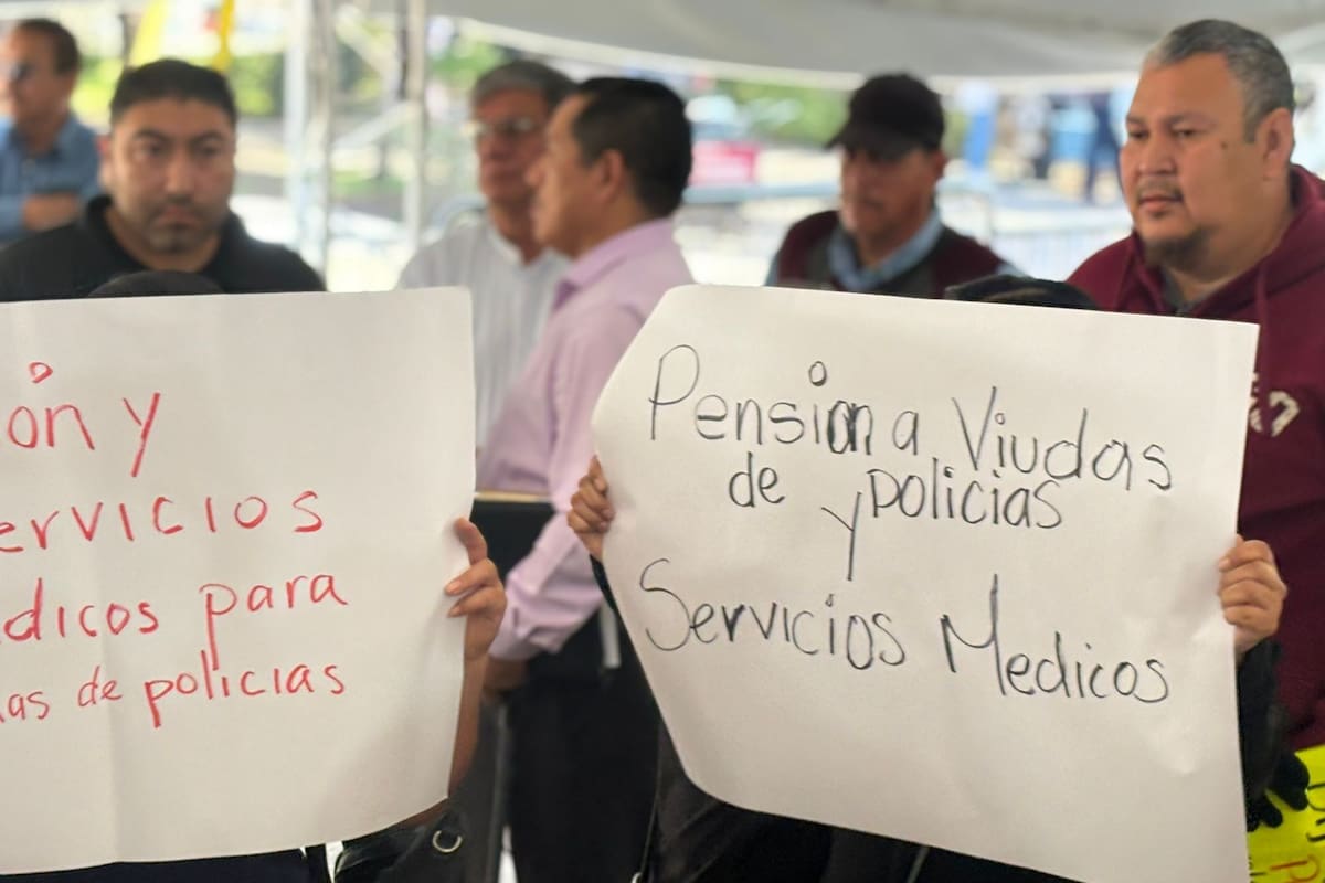 Viudas de policías protestan en Palacio Municipal de Tijuana por pensiones y servicios médicos
