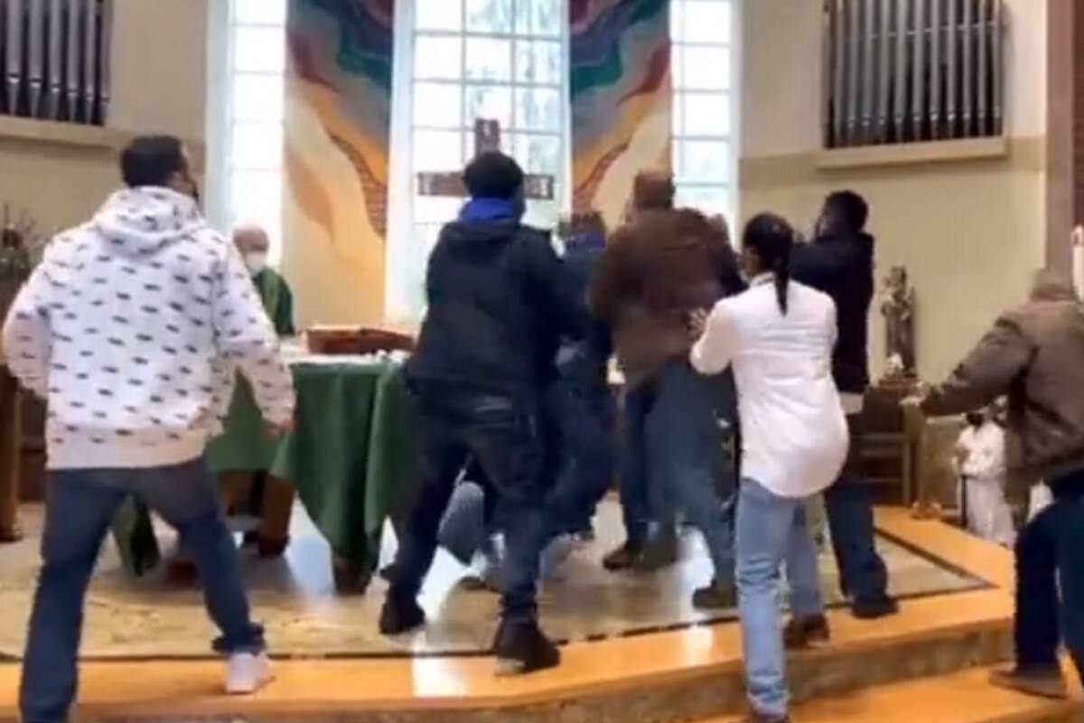 VIDEO: Reta al sacerdote a golpes en plena misa y se arma la trifulca