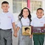 Nuevos beneficiarios de la Beca Rita Cetina de primaria recibirán un pago único de 2,500 pesos en agosto para uniformes y útiles escolares, tras concluir la entrega de tarjetas que inicia este mayo
