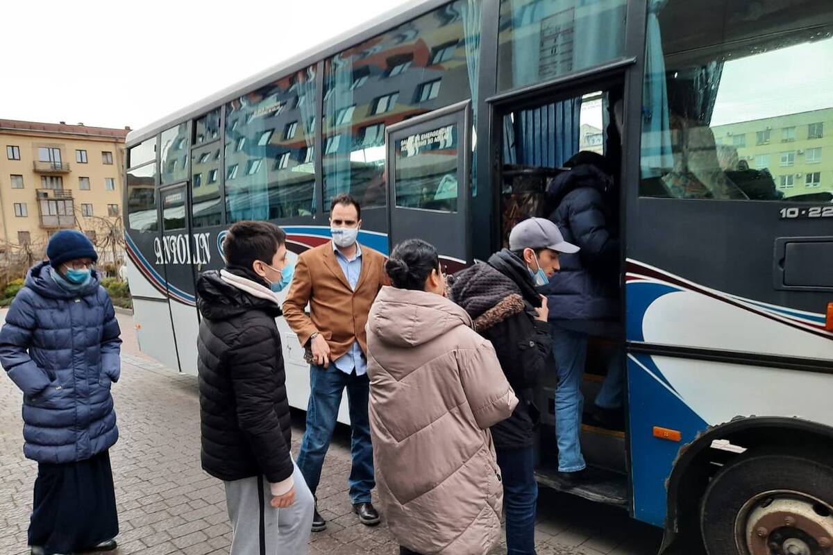 Evacuan a los primeros 22 mexicanos desde Ucrania a Rumania