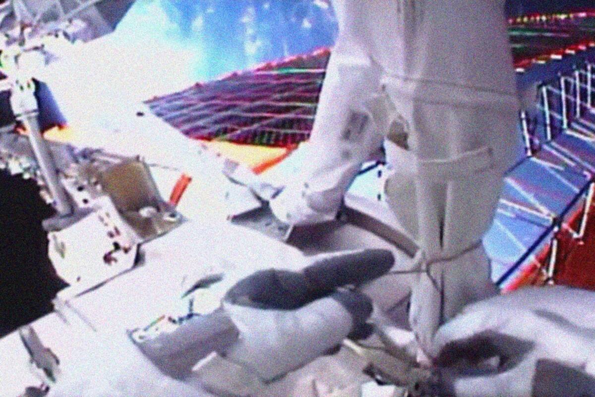 Astronautas de la EEI completan con éxito una caminata espacial