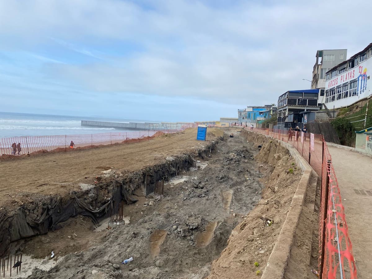 El proyecto de rehabilitación sigue sin avanzar, pero se ejecuta la construcción de un muro de protección ante el alto oleaje. Foto: Emmanuel Castañeda