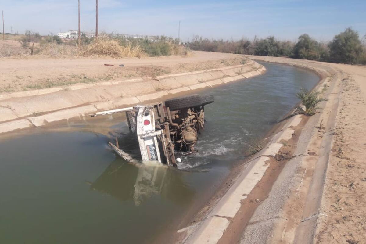 Persecución termina con un auto en un canal