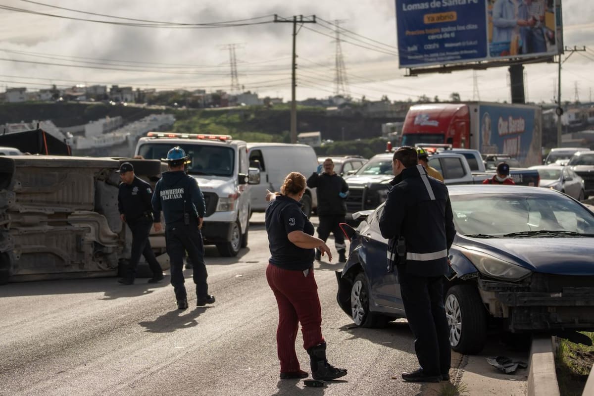 Un choque entre dos vehículos derivó en la volcadura de uno de ellos sobre la carretera libre Tijuana–Rosarito, donde los ocupantes resultaron ilesos y una conductora fue atendida en el lugar. Foto: Border Zoom