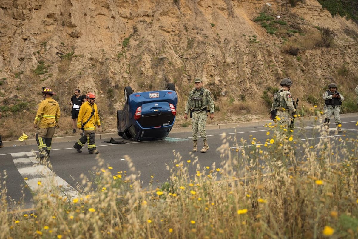 El accidente ocurrió la tarde del martes y no se reportaron personas con lesiones de gravedad, pese a la volcadura de uno de los vehículos. Foto: Border Zoom
