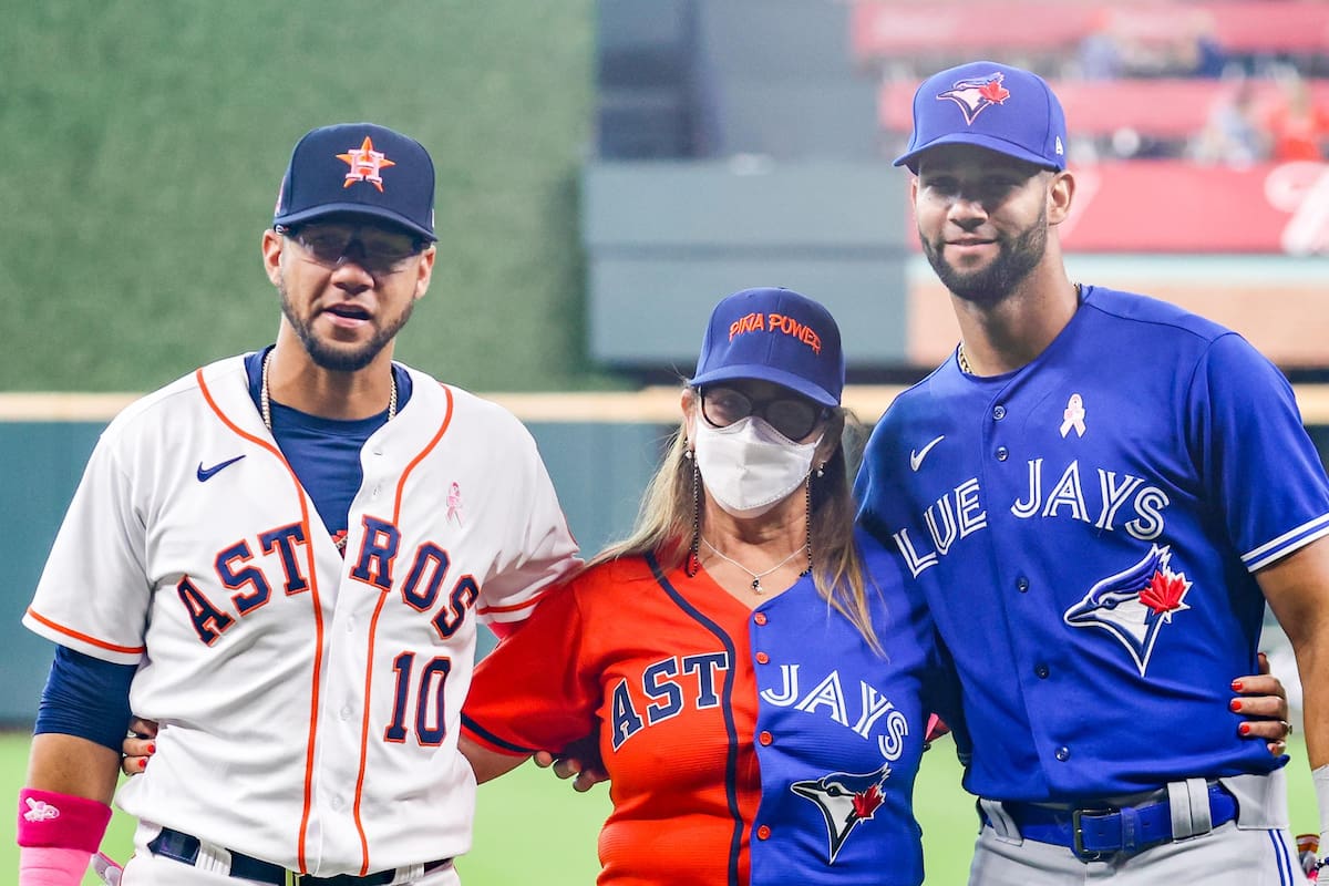 Hermanos Gurriel, quienes juegan en diferentes equipos, celebran a su madre en el campo