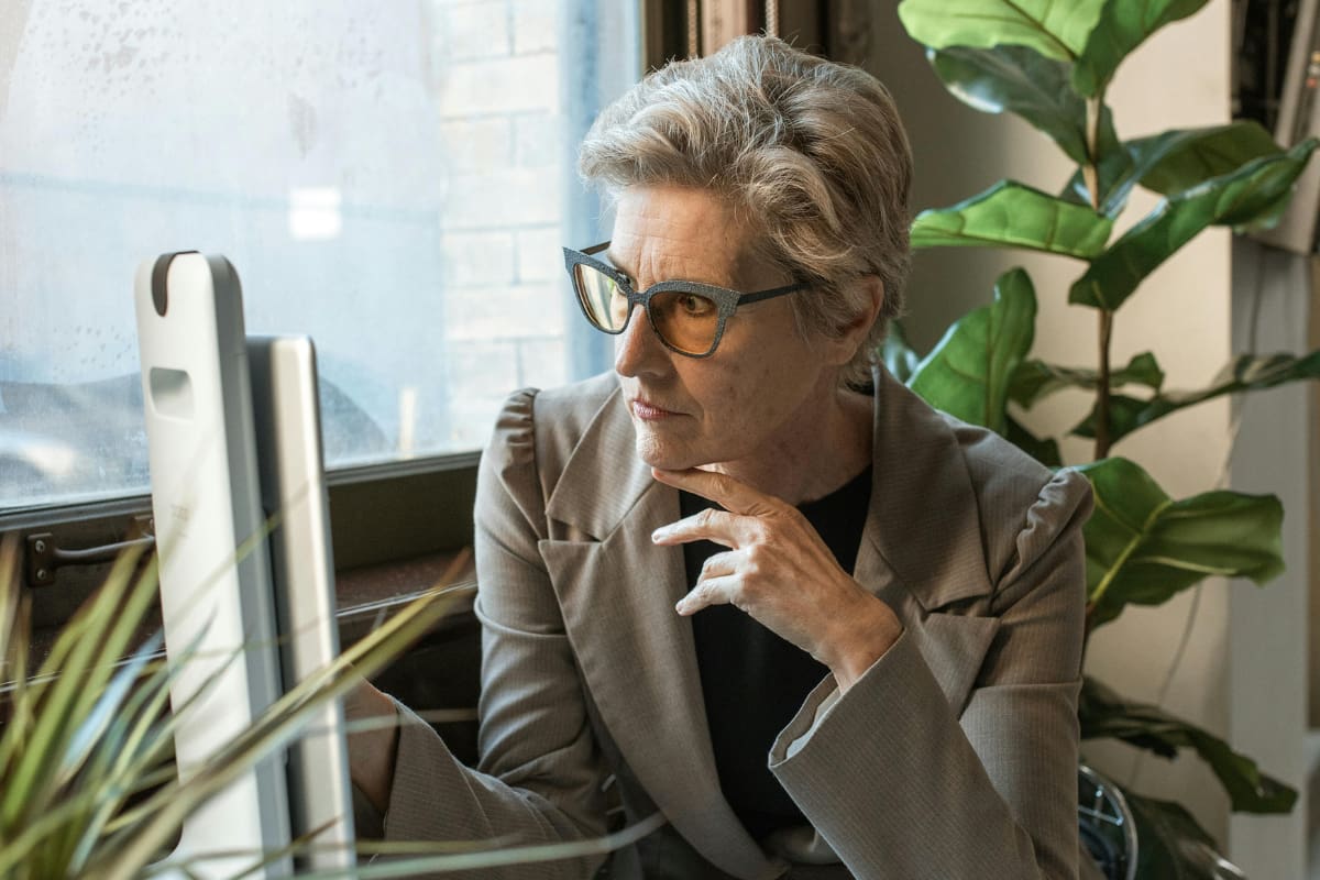 ¿Por qué usar lentes con filtro de luz azul puede ayudar a reducir la fatiga visual por pantallas?