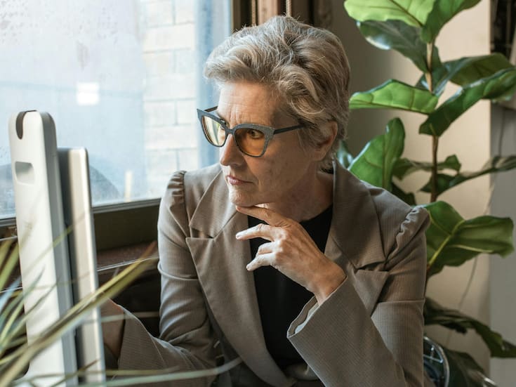 ¿Por qué usar lentes con filtro de luz azul puede ayudar a reducir la fatiga visual por pantallas?