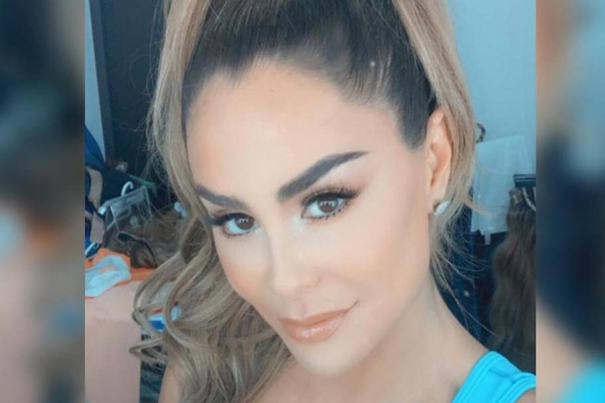 Ninel Conde se moja en bikini azul