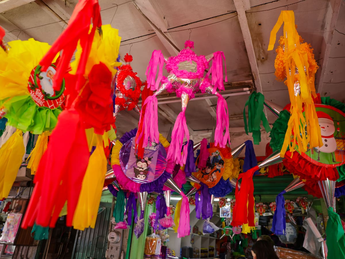 En plena temporada navideña, cuando las posadas llenan de música y luces las calles, la piñata de siete picos sigue erigiéndose como uno de los símbolos más representativos de la tradición mexicana l Foto: Javier Gallegos