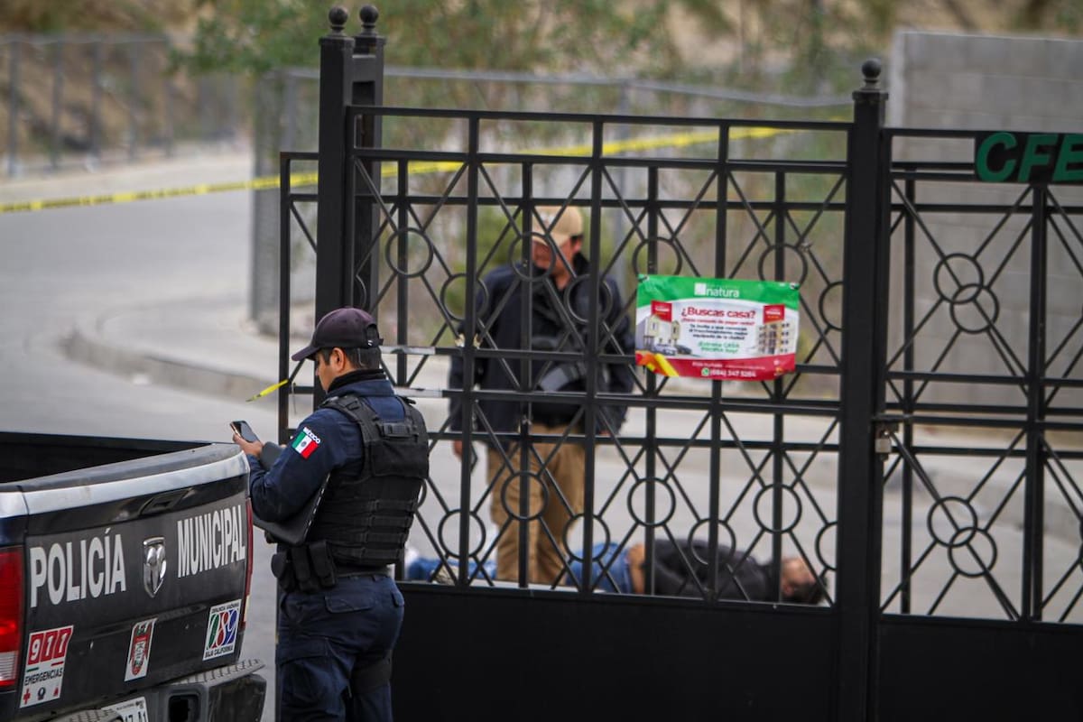 La víctima presentaba heridas de bala en el pecho; testigos reportaron que los agresores huyeron en un auto rojo. Foto: Border Zoom