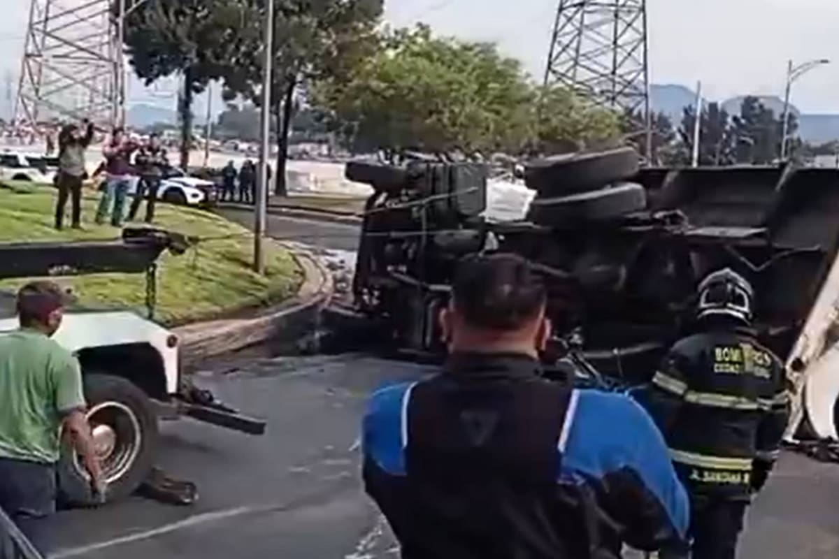 Se vuelca una pipa de agua en Iztapalapa: qué pasó y cómo afectó la circulación