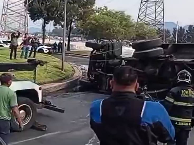 Se vuelca una pipa de agua en Iztapalapa: qué pasó y cómo afectó la circulación