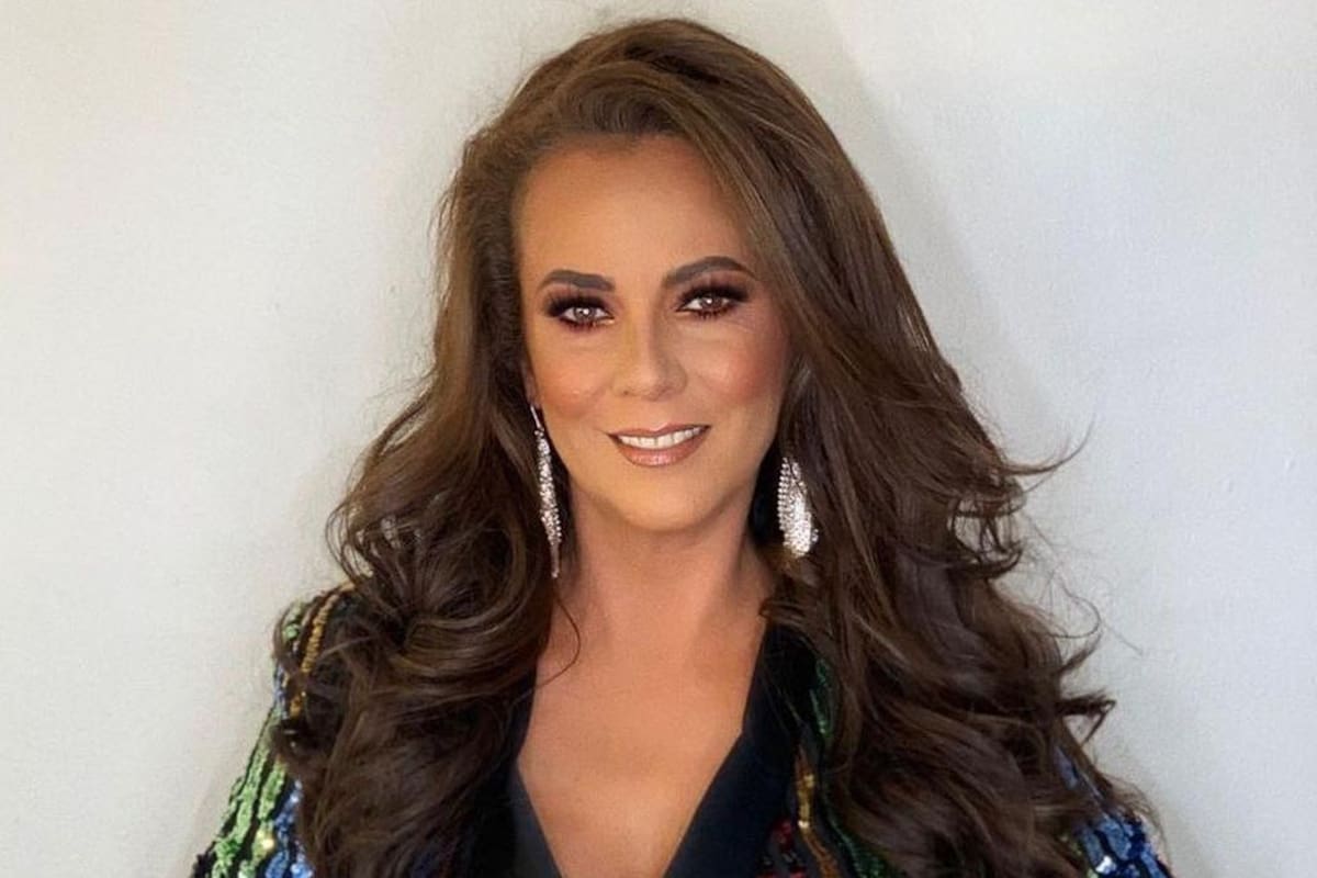 Edith Márquez agradecida de haber cantando el Himno Nacional en clásico de fútbol