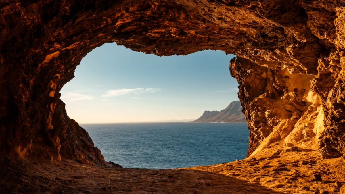 Las huellas de cinco personas y un perro en una cueva revelan cómo hace 14,400 años un grupo recorrió cientos de metros bajo tierra utilizando pequeñas ramas de pino como fuentes de luz en lugar de grandes antorchas