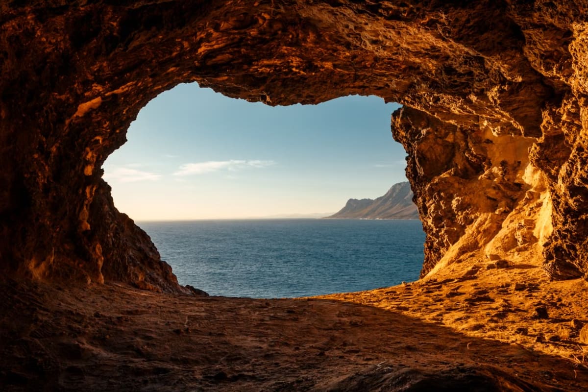 Las huellas de cinco personas y un perro en una cueva revelan cómo hace 14,400 años un grupo recorrió cientos de metros bajo tierra utilizando pequeñas ramas de pino como fuentes de luz en lugar de grandes antorchas