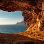 Las huellas de cinco personas y un perro en una cueva revelan cómo hace 14,400 años un grupo recorrió cientos de metros bajo tierra utilizando pequeñas ramas de pino como fuentes de luz en lugar de grandes antorchas