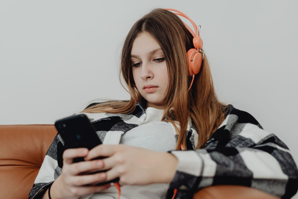 Casi la mitad de los adolescentes presenta uso adictivo de pantallas: estos son los riesgos para su salud mental