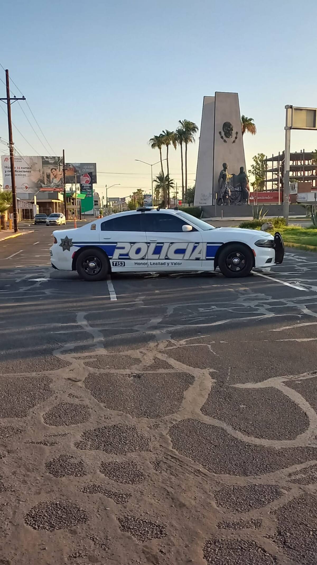 El cierre de vialidades fue gestionado por agentes de la Policía Municipal, mientras los bomberos controlaban el incendio. Foto: Cortesía
