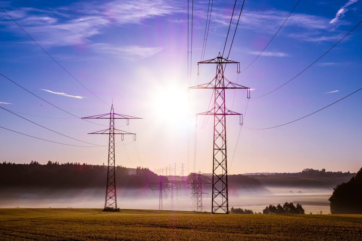 Tras amparos, Sener detiene cambios en Ley Eléctrica