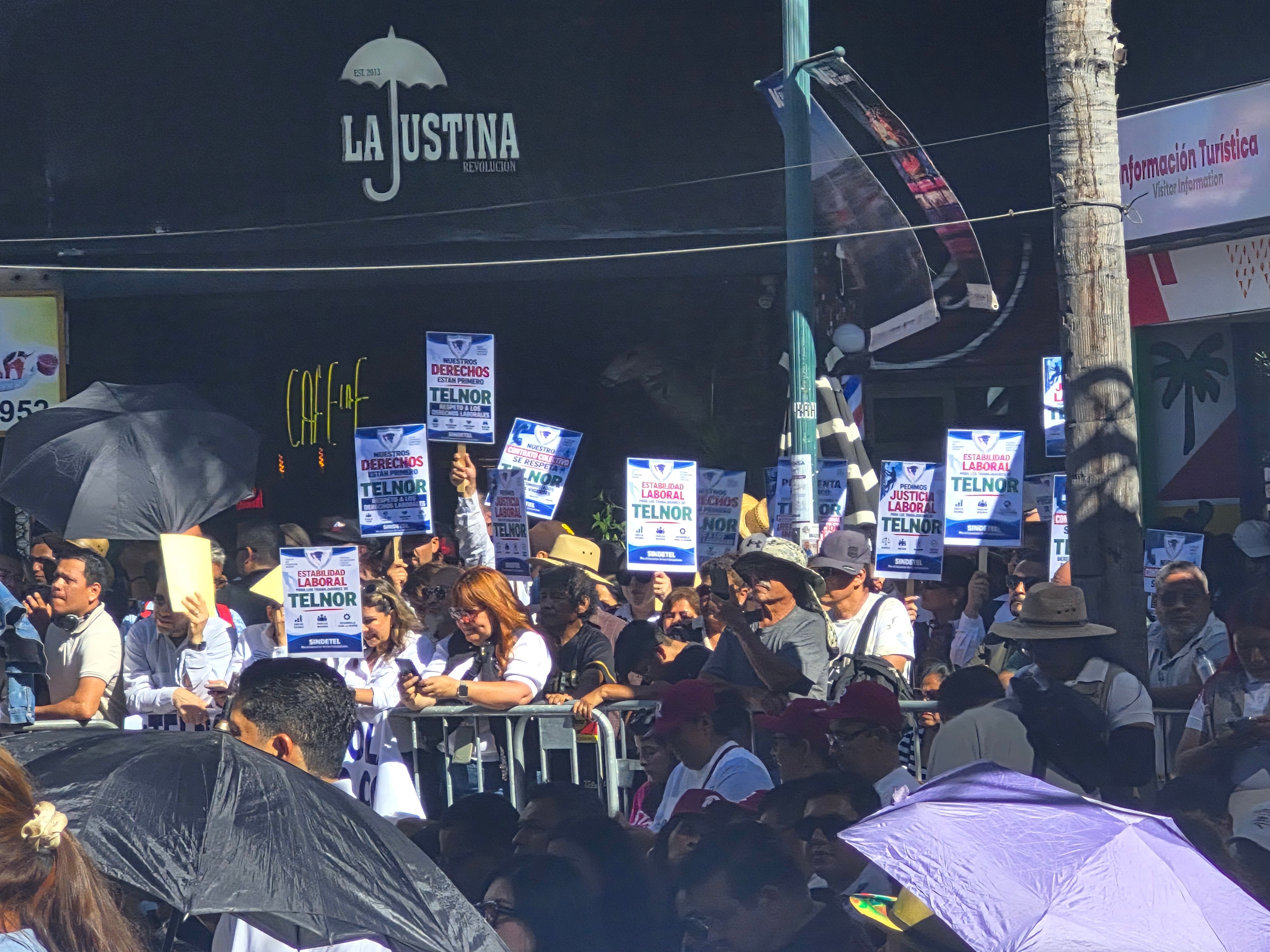 Trabajadores de Telnor se manifestaron durante la visita de la presidenta Claudia Sheinbaum a Tijuana para solicitar la reinstalación de empleados despedidos. Foto: Michelle Castillo