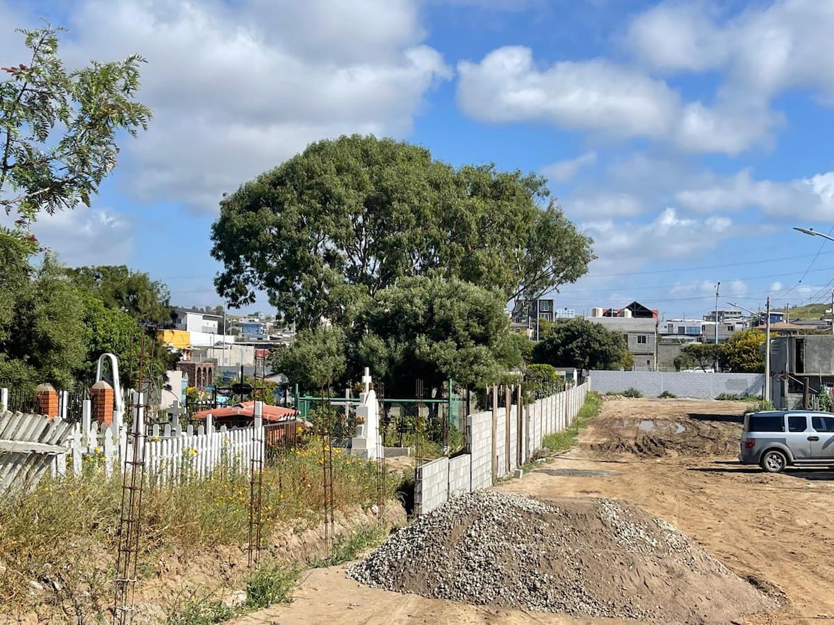 Las obras de construcción de la barda perimetral en el panteón municipal de Rosarito se encuentran detenidas y con retraso de meses en su entrega, por lo que este espacio sigue sin protección para impedir el paso libre por el camposanto. Foto: Carmen Gutierrez