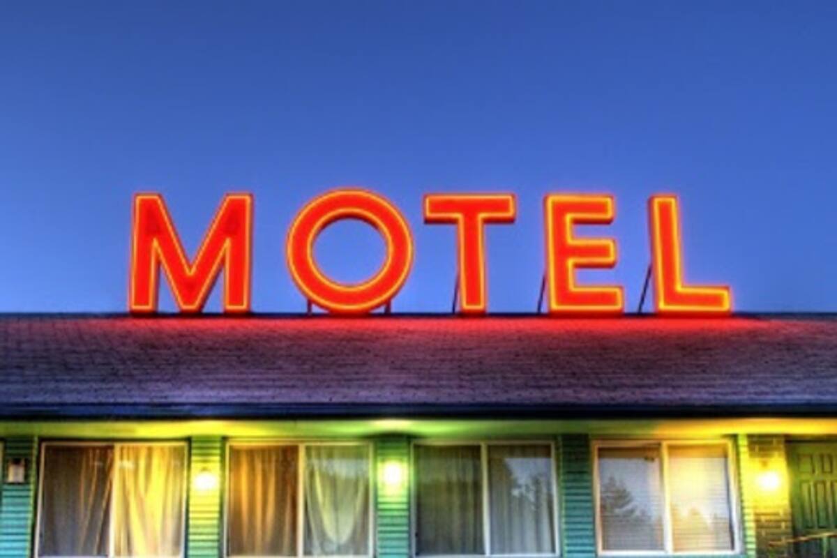 Mujer infiel se esconde en el techo de una habitación de motel