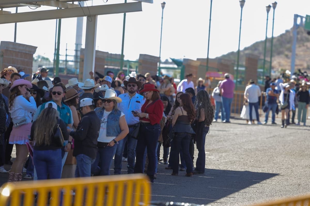 Así comenzaron las largas filas para entrar al evento.