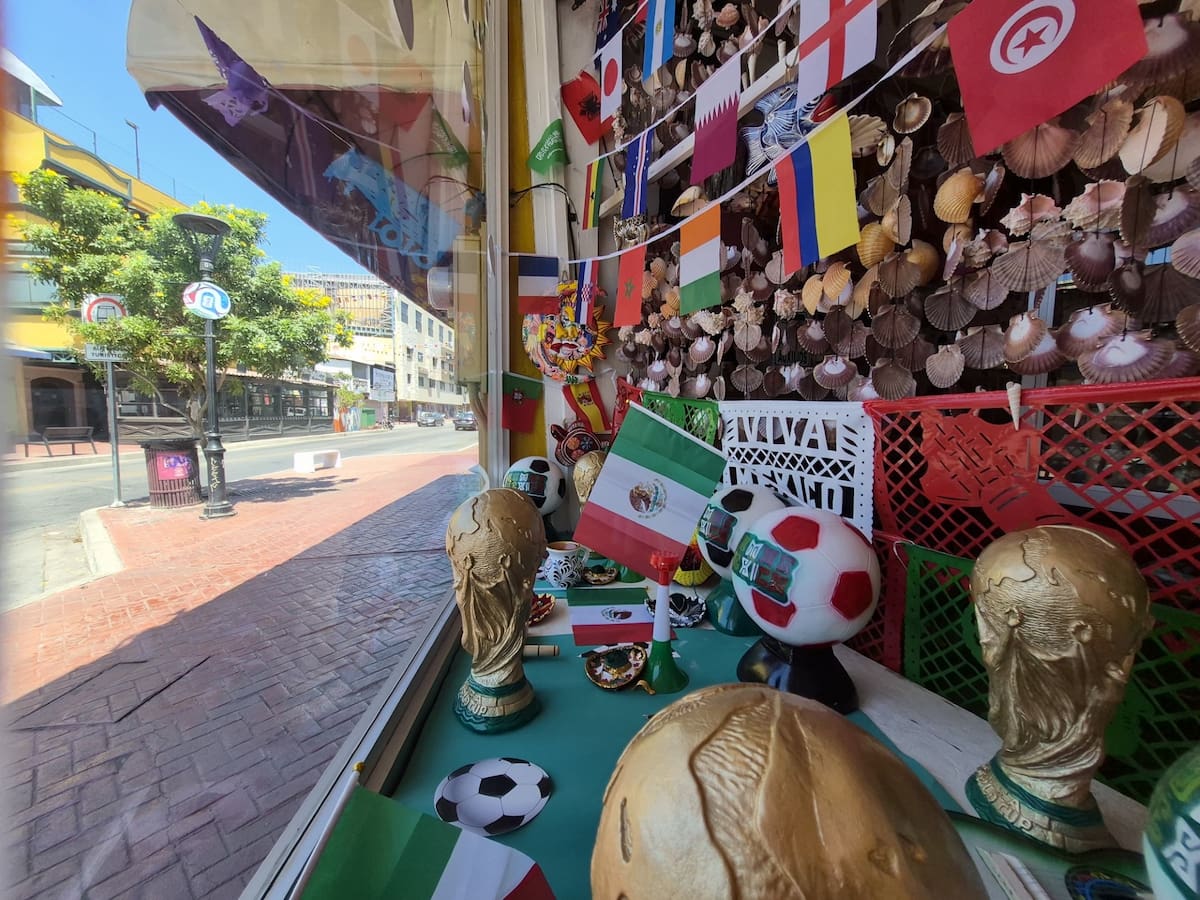Comerciantes de la calle Primera decoran sus negocios con temática mundialista y lanzan promociones para atraer a turistas y aficionados rumbo al Mundial 2026. Fotos: Cortesía.