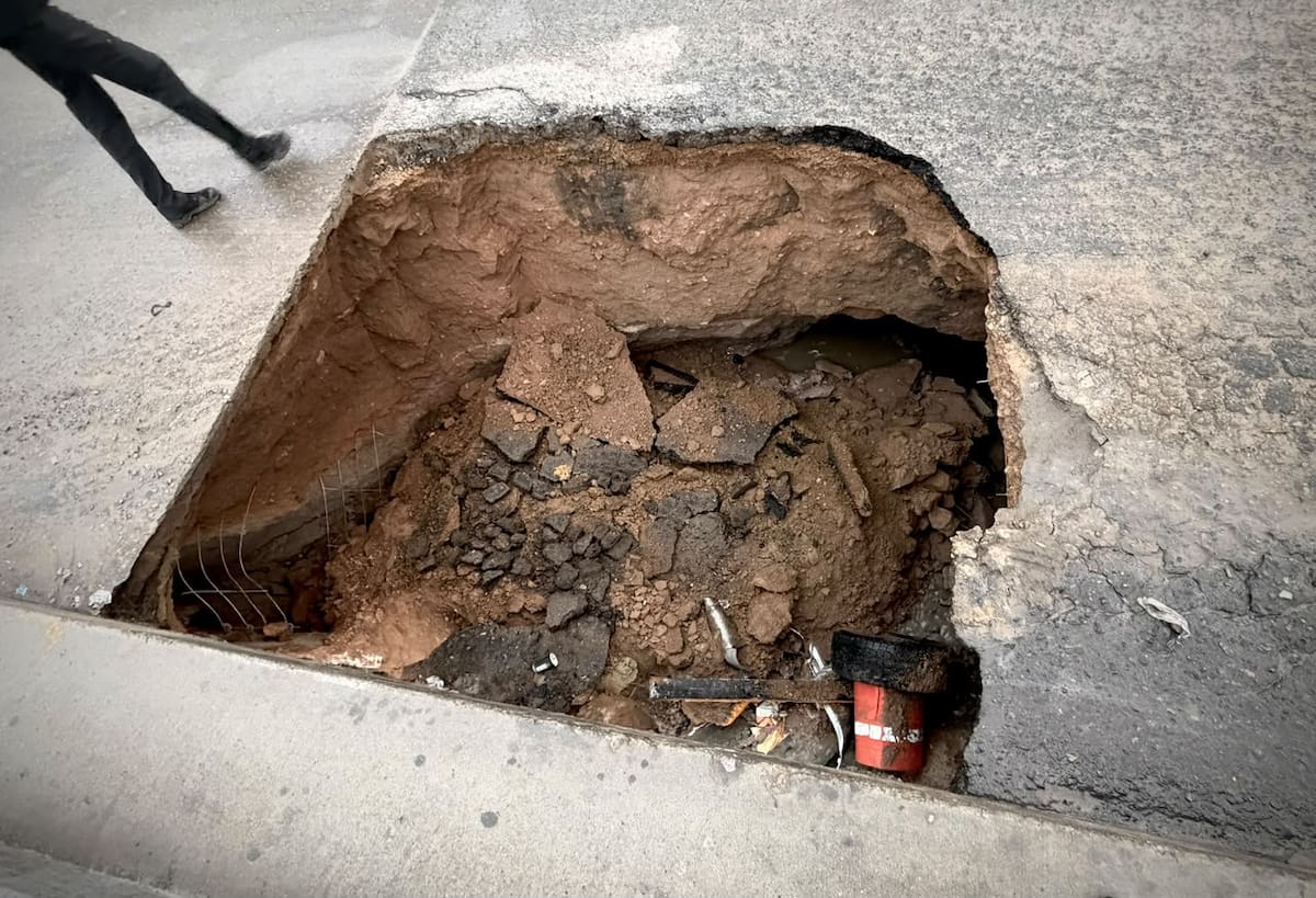 Un socavón obligó a cerrar el puente que conecta Terrazas del Valle con el ejido Francisco Villa, en Tijuana. Foto: Border Zoom
