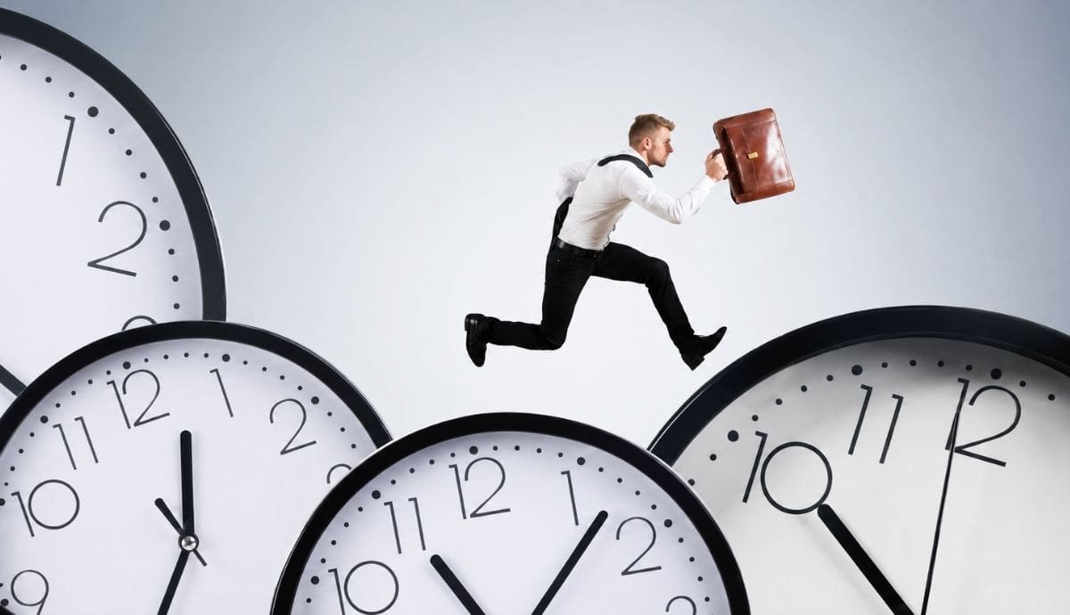 Al no destinar tiempo a la evaluación de alternativas financieras con mejores rendimientos, el capital acumulado permanece estancado en cuentas tradicionales.| Magnific, modificado con IA