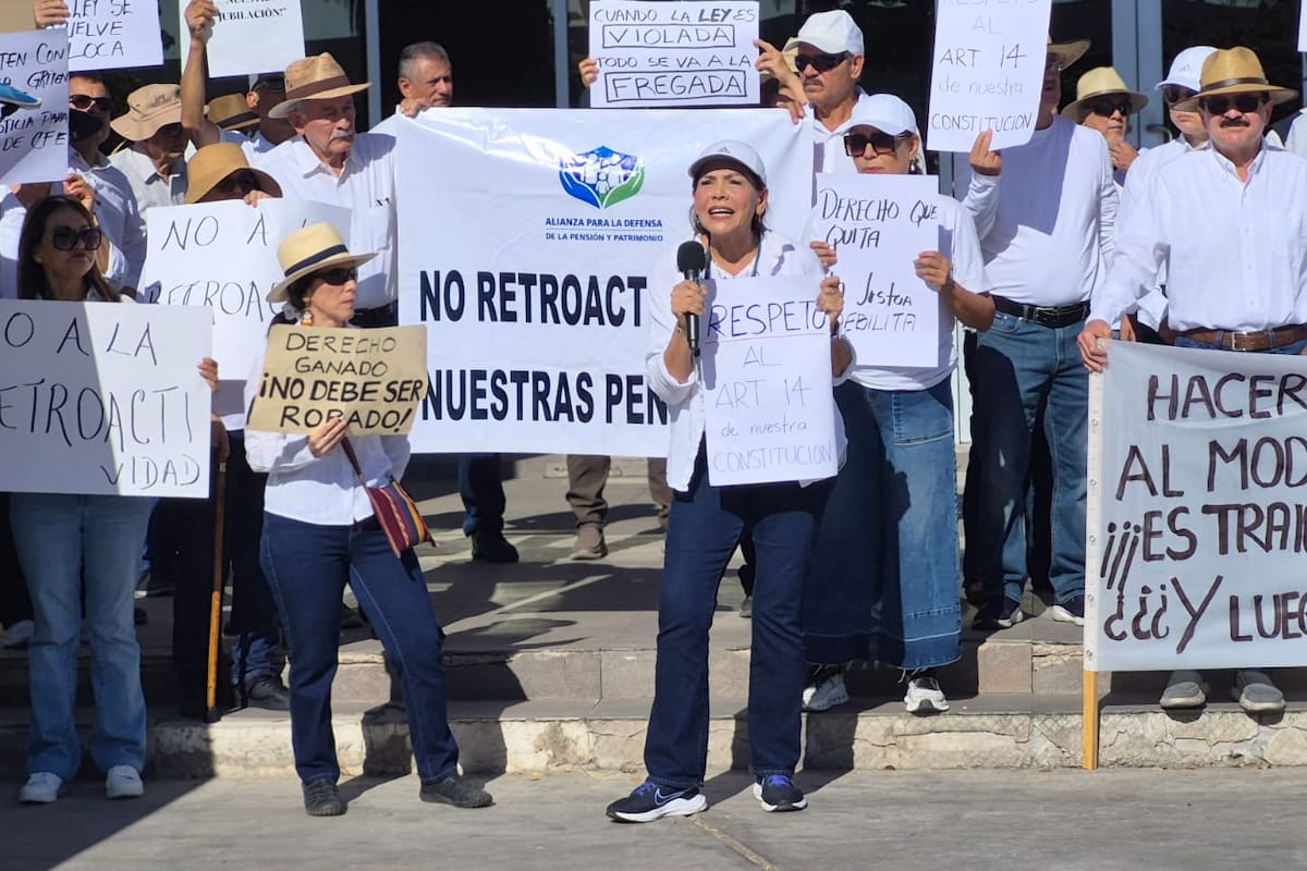 Jubilados de CFE protestan contra tope de pensiones