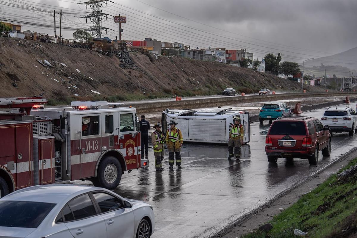 Taxi vuelca en bulevar 2000; una pasajera resulta herida