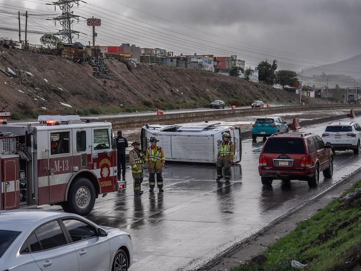 Taxi vuelca en bulevar 2000; una pasajera resulta herida