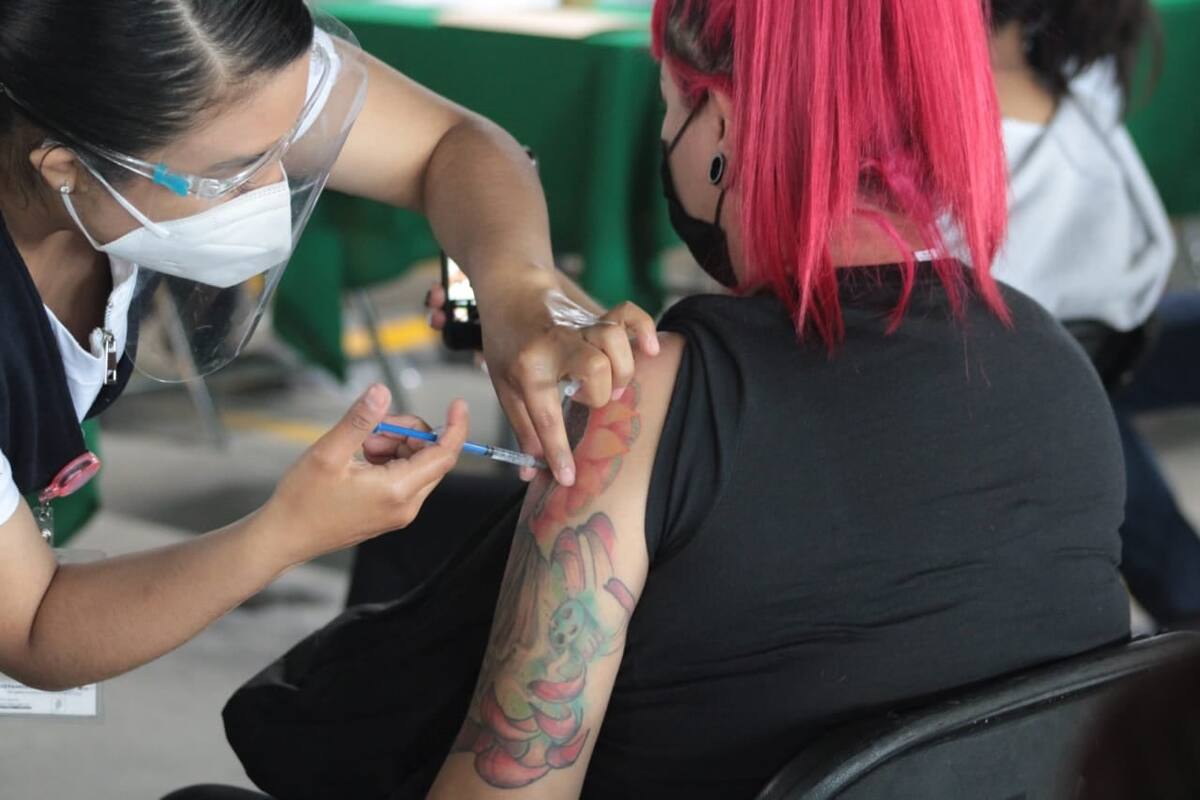 Secretaría de Salud: 53 por ciento de la población adulta cuenta con al menos una dosis contra Covid