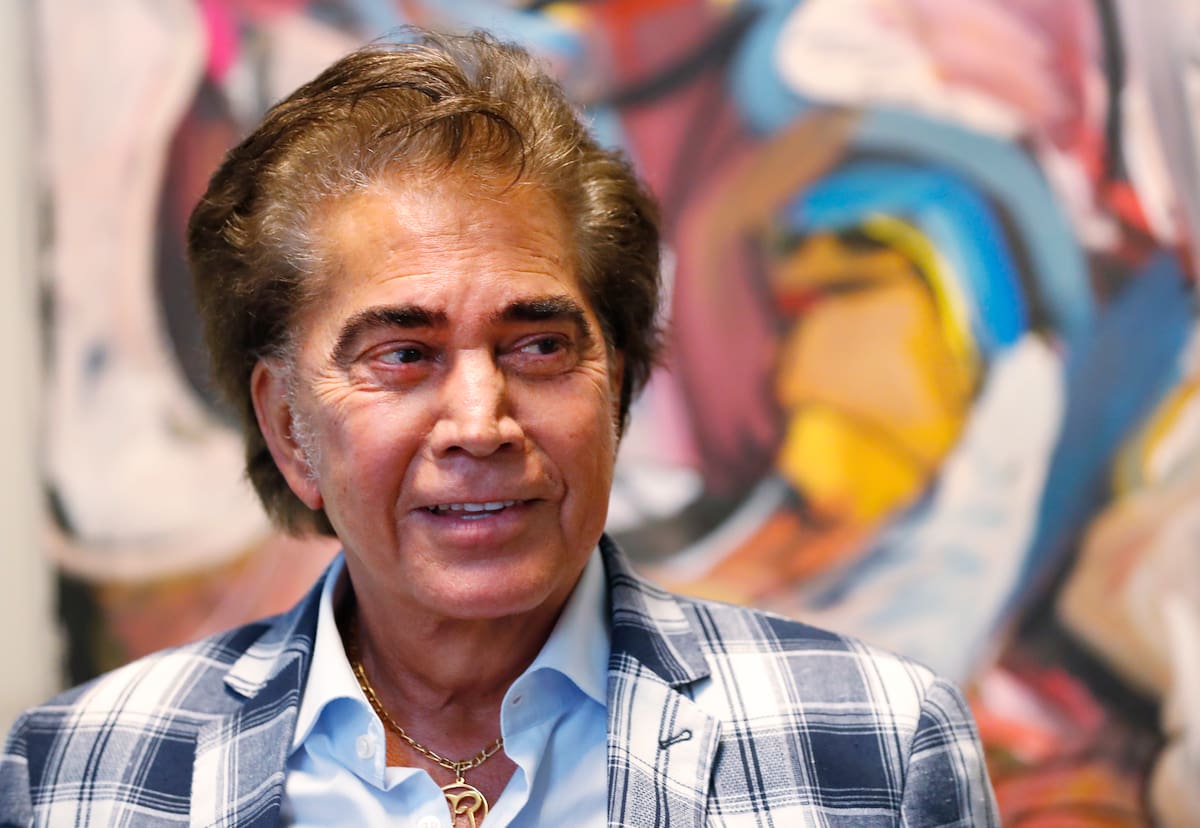 ARCHIVO - "El Puma" José Luis Rodríguez durante una entrevista en Miami el 7 de mayo de 2019. El cantante y actor venezolano recibirá el Premio Leyenda en la ceremonia de los Latin American Music Awards el 15 de abril de 2021. (AP Foto/Wilfredo Lee, Archivo)