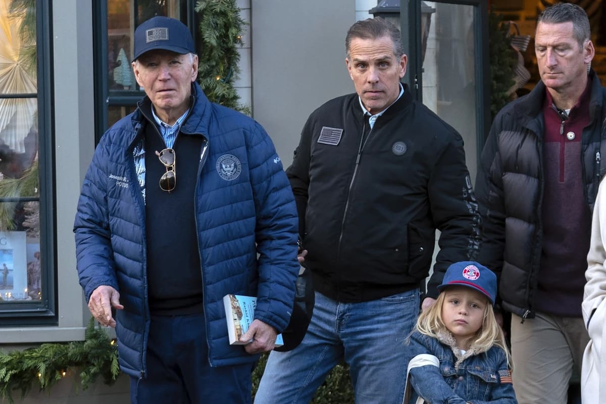 ARCHIVO. El expresidente Joe Biden, acompañado por su hijo Hunter Biden y su nieto Beau. | Crédito: AP