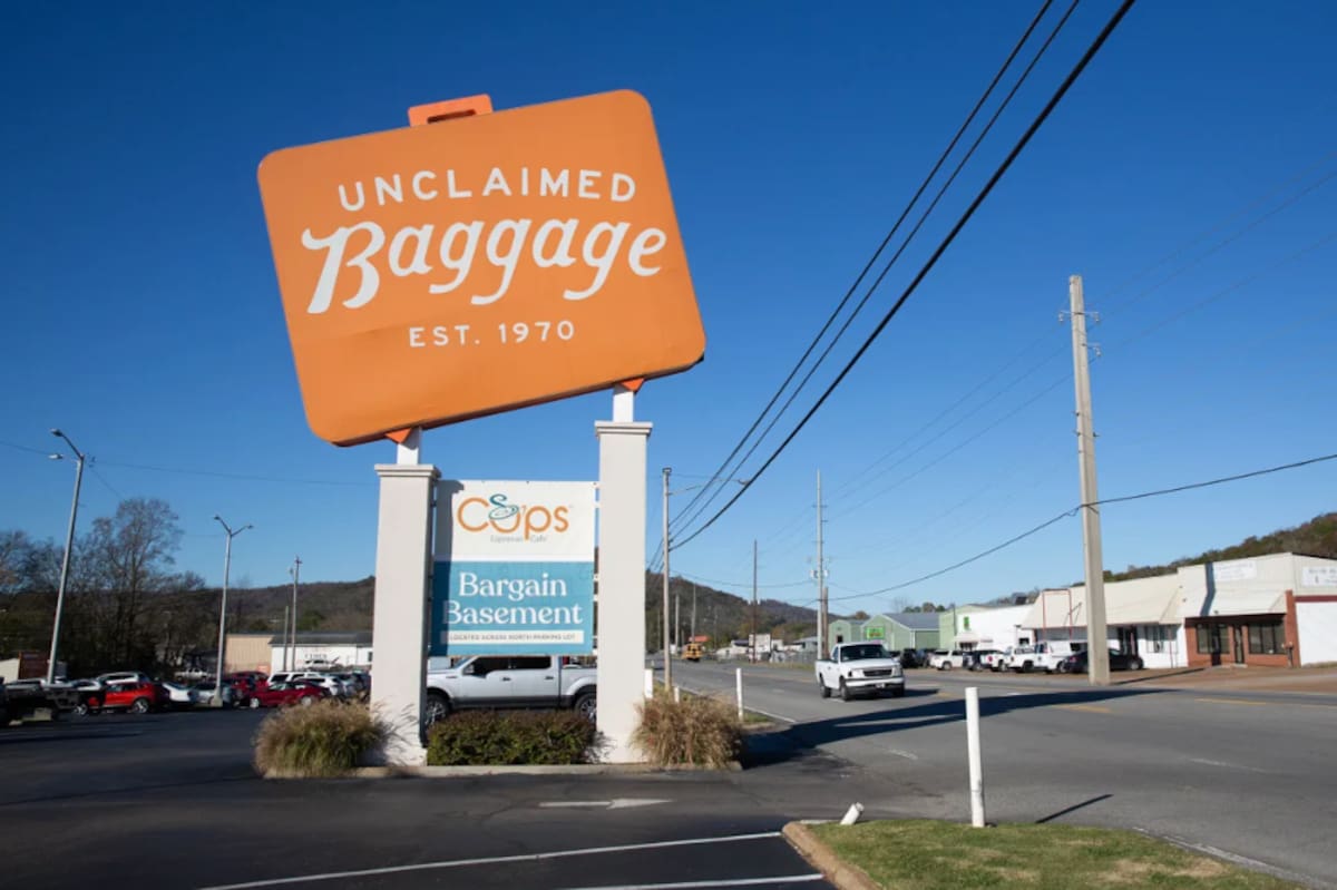 La tienda, que ocupa una manzana de la ciudad de Scottsboro, atrae a turistas de todo el mundo. / Austin Steele-CNN