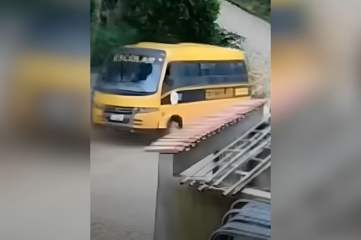 Un autobús escolar perdió los frenos y cayó por una pendiente hasta volcar en un arroyo, todo quedó grabado en video